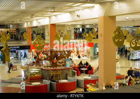 Ternopil, Ucraina - 09 dicembre 2018: la sala principale del centro commerciale Podolyany nel nuovo anno e interni di Natale. Foto Stock