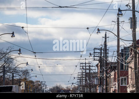 Le linee elettriche di alimentazione, su pali di legno, di fornitura di elettricità, linee telefoniche e cavi streetcar rispettando gli standard nord americani, nella città di Toron Foto Stock