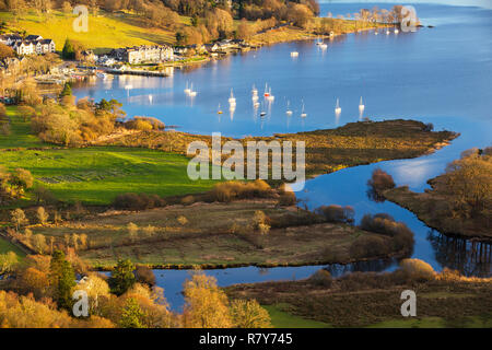 Guardando verso il basso sulla Galava Roman Fort presso la testa del Lago di Windermere da Todd roccioso, Lake District, UK. Foto Stock