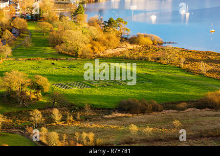 Guardando verso il basso sulla Galava Roman Fort presso la testa del Lago di Windermere da Todd roccioso, Lake District, UK. Foto Stock