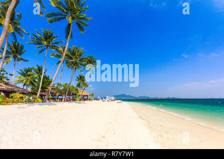 Una bellissima spiaggia di sabbia bianca su Koh Mook island, Trang Provincia, Thailandia Foto Stock