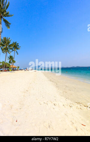 Una bellissima spiaggia di sabbia bianca su Koh Mook island, Trang Provincia, Thailandia Foto Stock