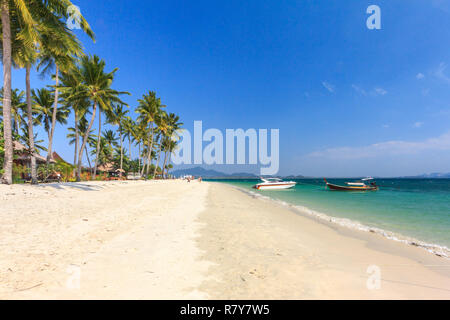 Una bellissima spiaggia di sabbia bianca su Koh Mook island, Trang Provincia, Thailandia Foto Stock