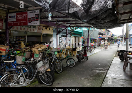 Pulau Ketam, Malaysia 30 Dicembre 2017: l'ambiente lungo la strada del villaggio di pescatori con case e negozi a Pulau Ketam, Ma Foto Stock