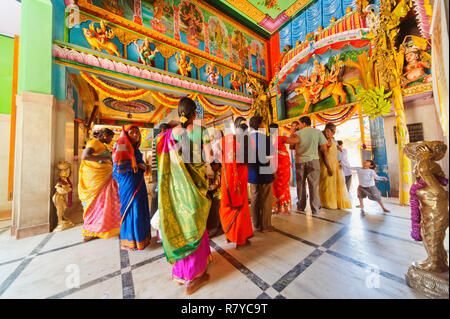 Popolo Indiano al cerchio di Shri Maramma tempio, Bangalore, India Foto Stock