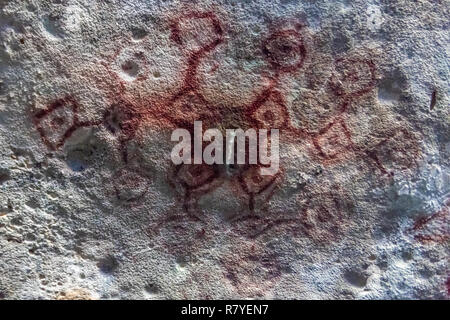 Grotta Fontein disegni Aruba - calcare colorate stalagmiti e stalattiti - vicino a Boca Prins nel Parco Nazionale di Arikok - disegnato da indiani Arawak Foto Stock