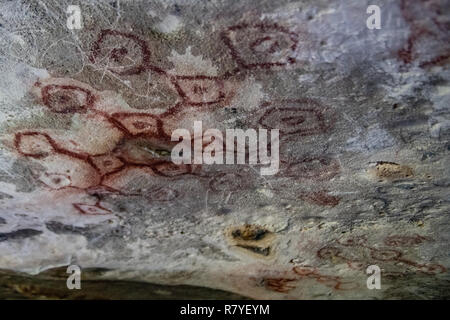 Grotta Fontein disegni Aruba - calcare colorate stalagmiti e stalattiti - vicino a Boca Prins nel Parco Nazionale di Arikok - disegnato da indiani Arawak Foto Stock