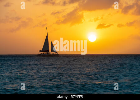 Barca a vela al tramonto sull'isola di Aruba - Caraibi booze nave da crociera escursioni in barca a vela - Partito frequentatori sull isola Olandese / Antille sottovento / Piccole Antille Foto Stock