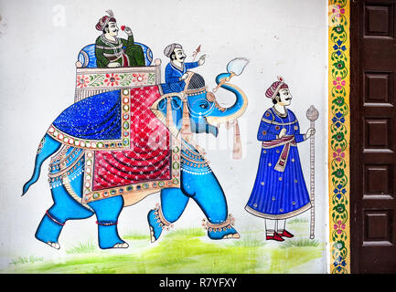 * Il Rajasthan tradizionale dipinto sul muro di casa del re a cavallo su Blue Elephant in Udaipur, Rajasthan, India Foto Stock