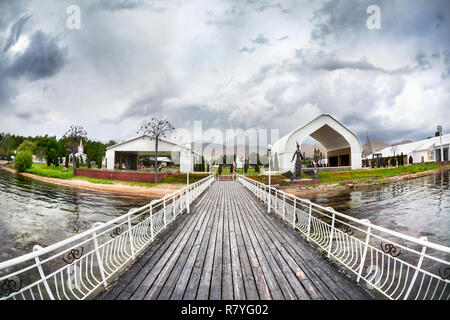 Pier in Ruh Ordo complesso culturale vicino Issyk Kul lago a cielo nuvoloso in Cholpon Ata, Kirghizistan Foto Stock