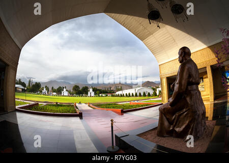 Statua in Ruh Ordo complesso culturale vicino Issyk Kul lago a cielo nuvoloso in Cholpon Ata, Kirghizistan Foto Stock