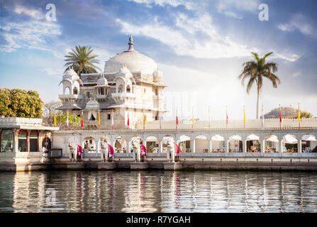 Hotel di lusso sul lago Pichola in blu cielo nuvoloso in Udaipur, Rajasthan, India Foto Stock