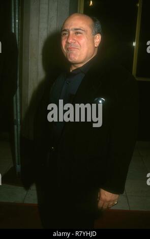 WESTWOOD, CA - MARZO 30: Attore Danny DeVito assiste il 'Jack l'Orso' Premiere su Marzo 30, 1993 al Mann National Theatre di Westwood, California. Foto di Barry re/Alamy Stock Photo Foto Stock