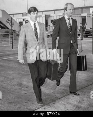 Il principe Andréj accompagnata da una protezione di polizia officer lasciando Heathrow per Aberdeen quando tornò a Gordonstoun scuola dopo le vacanze di Natale nel gennaio 1976. Foto Stock