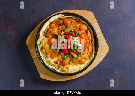 Vegetariano frittata con verdure in ghisa pan Foto Stock