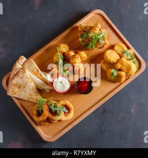 Piatto di legno con snack per la birra Foto Stock