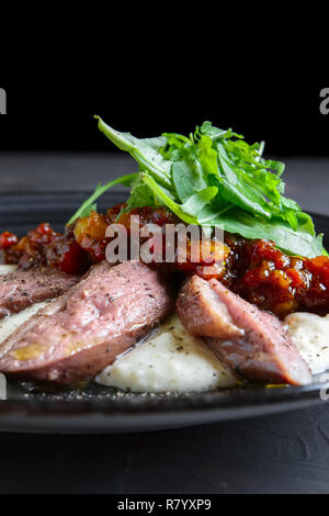 Arrosto di manzo con verdure caramellate e rucola Foto Stock