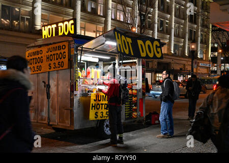 Hot Dog vendor, Granville Street, nel centro di Vancouver, British Columbia, Canada Foto Stock