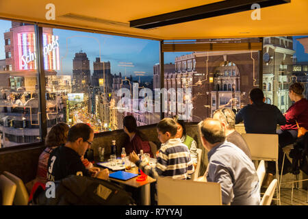 Per coloro che godono di un drink serale e fantastiche vedute panoramiche di Madrid al tramonto del bar sul tetto di grandi magazzini El Corte Ingles di Madrid in Spagna. Foto Stock