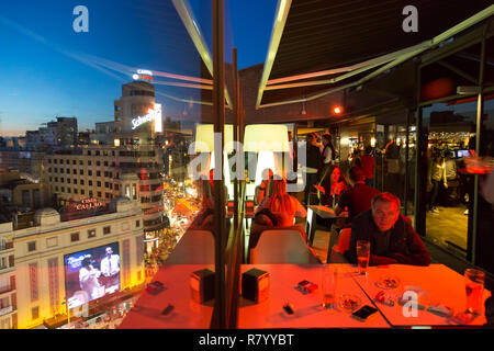 Per coloro che godono di un drink serale e fantastiche vedute panoramiche di Madrid al tramonto del bar sul tetto di grandi magazzini El Corte Ingles di Madrid in Spagna. Foto Stock