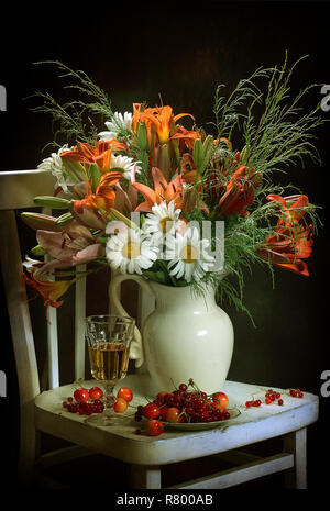 Ancora in vita con un bouquet di margherite, gigli e ciliegio dolce Foto Stock