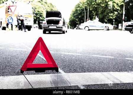 Il triangolo di avvertenza alla scena di un incidente Foto Stock