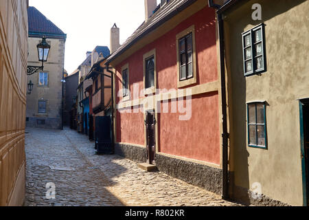 Castello di Praga - Golden Lane (Zlatá ulička) Franz Kafka vissuto e lavorato qui dal 1916 al 1917. Il Golden Lane è parte del Castello di Praga guidato. Foto Stock