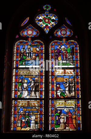 Sarlat, Francia - 2 Settembre 2018: colorate in vetro colorato nel borgo medievale di Sarlat cattedrale dedicata a San Sacerdos. Sarlat la Caneda in Dordogne Dep Foto Stock