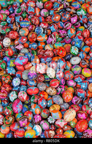 Uova di Pasqua in background. Decorazioni tradizionali uova di pasqua. Repubblica ceca. Foto Stock