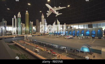 Mostra di mock-up aeroporto di Dubai fatta di pezzi di Lego in Miniland Legoland a Dubai Parchi e Resorts Foto Stock