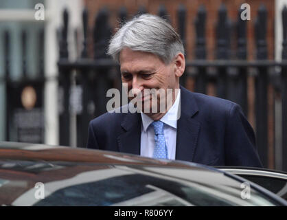 Il cancelliere dello scacchiere Philip Hammond lascia il numero 11 di Downing Street per il primo ministro di domande nella Camera dei Comuni di Londra. Foto Stock