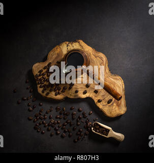 Pot del caffè e fagioli su pannello di legno Foto Stock