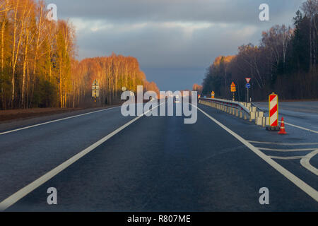 Il trasporto. Industria. Il viaggio. Viaggio. Viaggio. Paesaggio con una autostrada nella giornata di sole Foto Stock