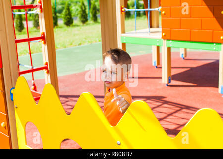 Bambino gioca nel castello parco giochi all'aperto Foto Stock