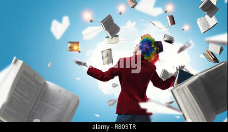 Donna di giocoleria clown . I supporti misti Foto Stock