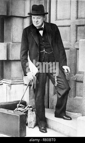 WINSTON CHURCHILL (1874-1965) entrando in Admiralty House come primo signore del Ministero della Marina il 4 settembre 1939 Foto Stock
