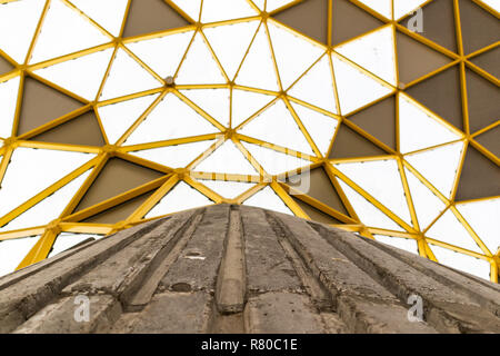 Unica configurazione geometrica della tettoia presso il padiglione in Perdana Giardino Botanico, Kuala Lumpur. Foto Stock