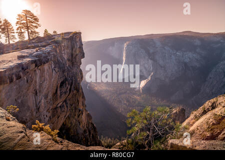 Parco Nazionale di Yosemite, inclusi mezza cupola, Yosemite Falls, e El Capitan oltre il Fiume Merced nella Yosemite Valley Foto Stock