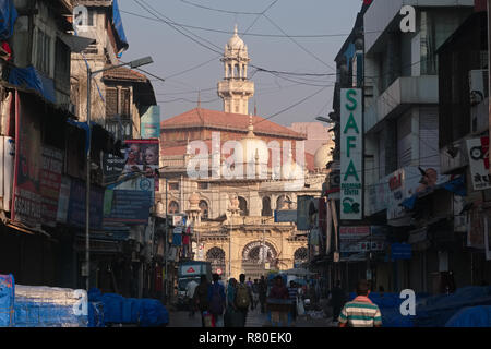 La Moschea Jama Masjid o Jama nella zona commerciale Zaveri Bazar / Crawford Market a Mumbai, India Foto Stock