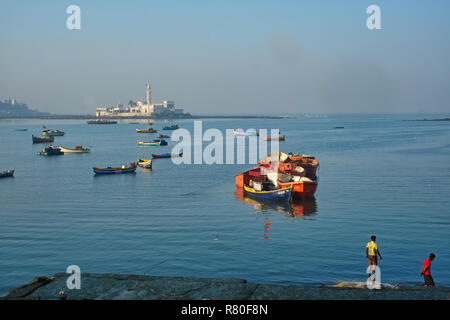 Una vista sulla baia di Worli, Mumbai, India, con barche da pesca e il Haji Ali Dargah e moschea in background Foto Stock