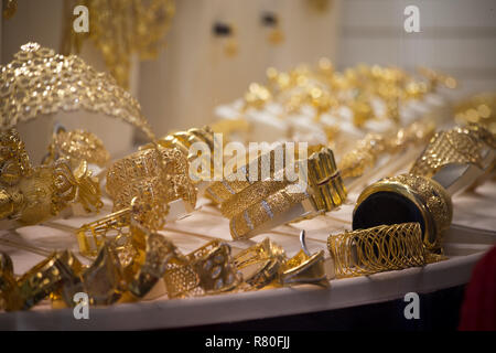 Bracciali e gioielli in oro al Dubai Gold Souk. Foto Stock