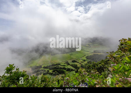 Splendidi pascoli dal cerchio delle Sete Cidades caldera in Sao Miguel. Foto Stock