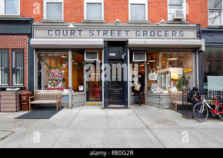 Corte Street negozio di generi alimentari, 485 Corte St, Brooklyn, New York. esterno di un cibo il negozio di drogheria e eatery in Carroll Gardens Foto Stock