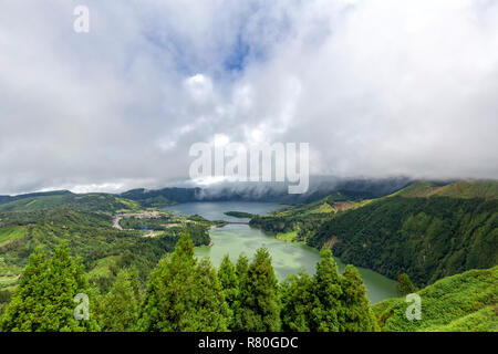 Vista delle Sete Cidades dal Miradouroda Vista do Rei in Sao Miguel, Azzorre. Foto Stock