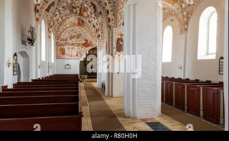 Mon, Danimarca - 17 Settembre 2018: Interno della chiesa Fanefjord con colorati soffitto dipinti di rosso e panchine di legno. Foto Stock