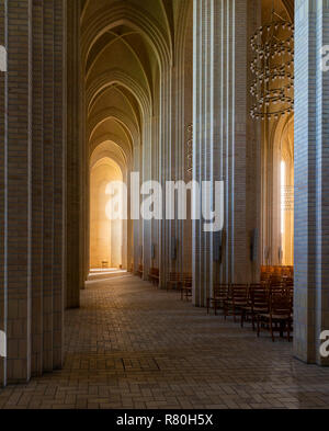 Copenhagen, Danimarca - 18 Settembre 2018: Interno della chiesa Grundtvigs (kirke) con pilastri in mattoni e dalla luce diretta dei raggi solari. Foto Stock