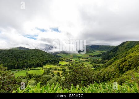 Fantastica vista dal cerchio delle Sete Cidades Caldera in Sao Miguel nelle Azzorre. Foto Stock