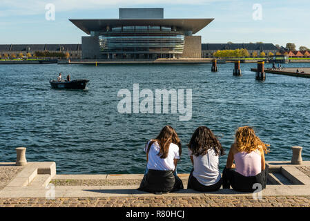 Copenhagen, Danimarca - 18 Settembre 2018: Il Operaen - opera house - di Copenhagen al porto con tre ragazze di fronte. Foto Stock