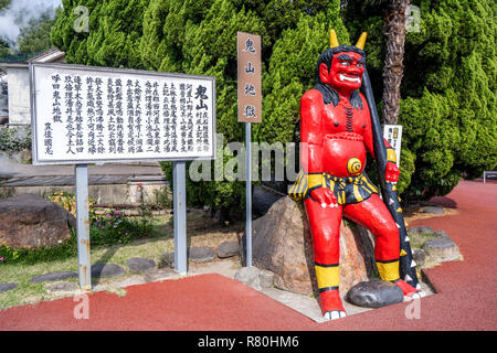 Beppu, Oita, Giappone, 8 Novembre 2018: Oniyama Jigoku (Oniyama Inferno) stagno in autunno, che è uno dei più famosi hot springs viewpoint, rappresentanza ha Foto Stock