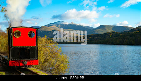 Prima neve sul monte Snowdon, Llanberis Lake Railway, Llyn Padarn (lago). Immagine presa in ottobre 2018. Foto Stock